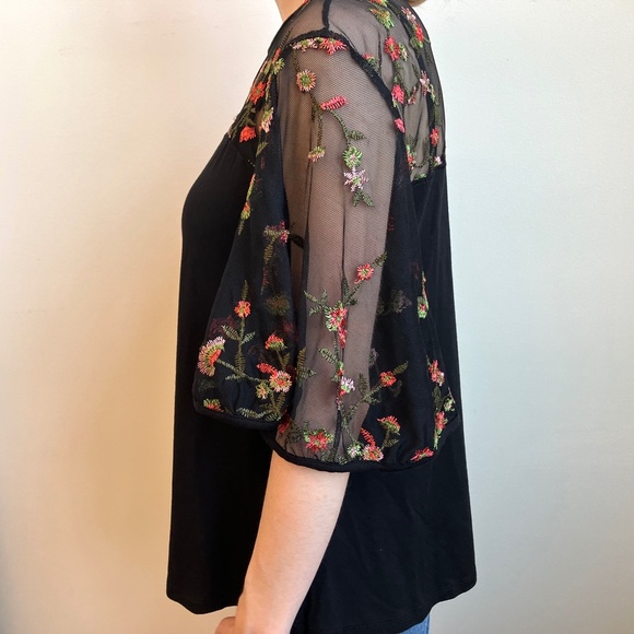 Kim and Cami Embroidered Mesh Bell Sleeve Black Jersey Top Medium - NWOT - Picture 4 of 6